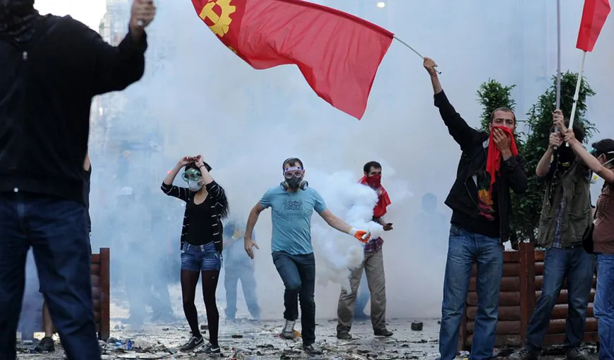 Manifestanţi în stradă pentru comemorarea victimelor protestele din 2013, împotriva regimului de la Ankara