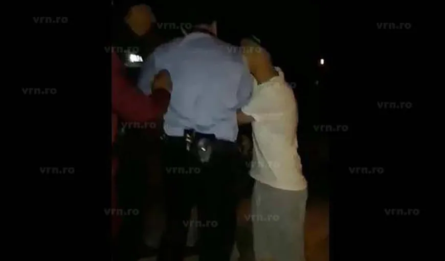 Huliganii, urcaţi pe maşina Poliţiei. Scene incredibile la Bârlad, oamenii legii sunt ameninţaţi VIDEO