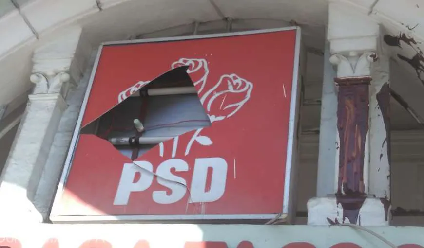 Reclama luminoasă de pe sediul organizaţiei judeţene a PSD Mureş, vandalizată cu borcane cu gem