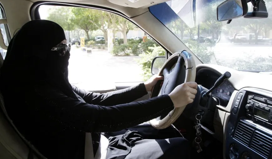 Femeile dintr-o ţară arabă sunt fericite: Pentru prima oară, li se acordă dreptul de a dobândi permis de conducere auto