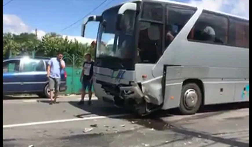 Accident grav în Bihor: Un bărbat a murit şi o femeie este în stare gravă, după ce o maşină s-a ciocnit cu un autocar