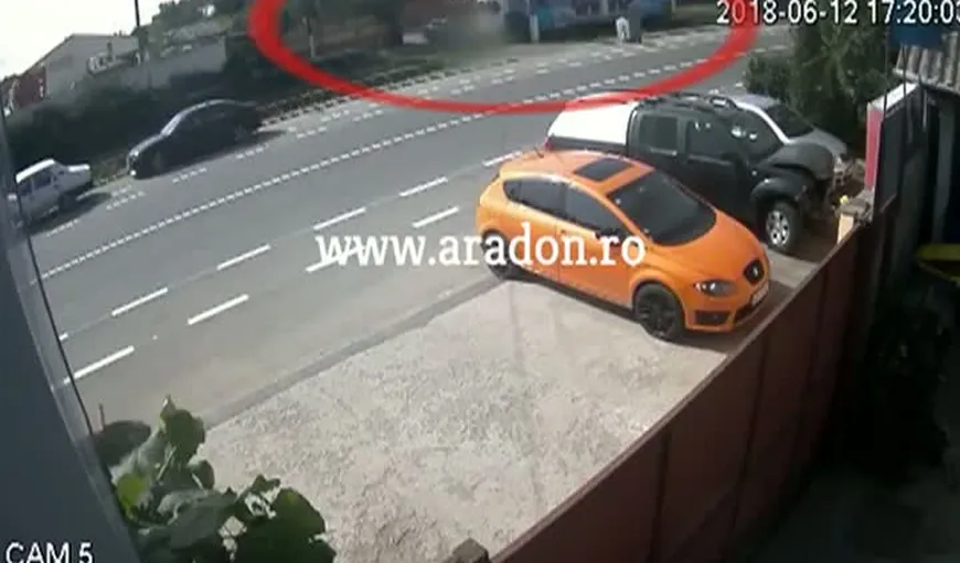 Accident grav filmat la Arad. Un tramvai a lovit o maşină care a intrat pe şine fără să se asigure