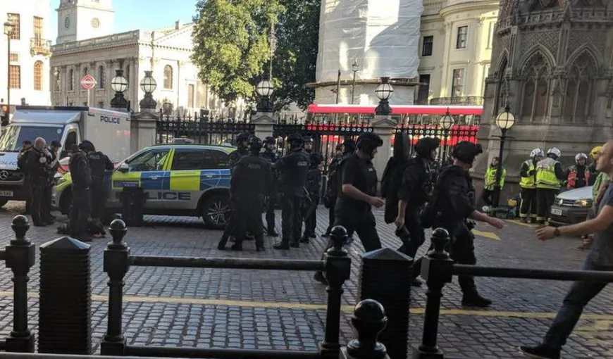 Alertă cu bombă în Londra. Poliţia a arestat un bărbat în gara Charing Cross