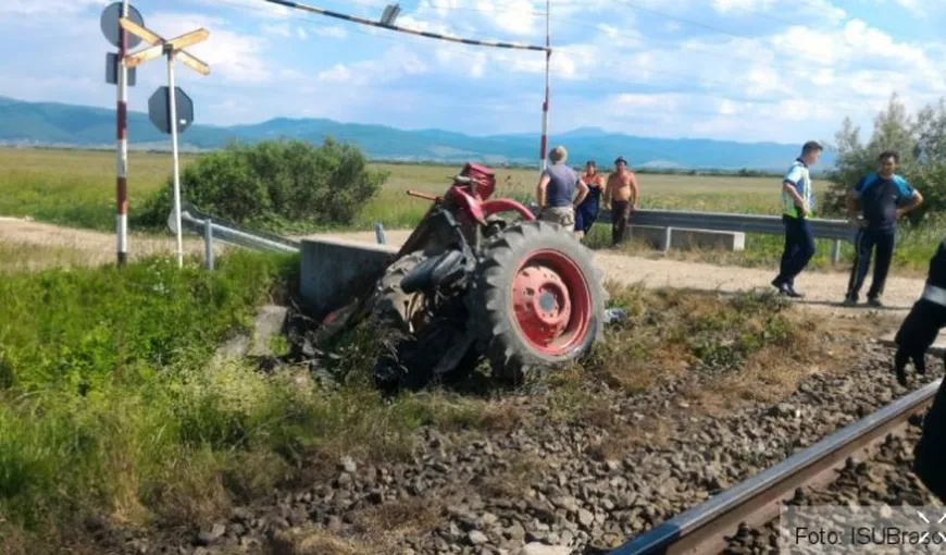 Tractor lovit de TREN în Braşov: O persoană a murit, alta a fost rănită