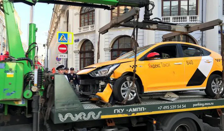 Imagini şocante cu un taxi care a intrat în mulţime la Moscova. Zeci de oameni au fost luaţi pe capotă VIDEO