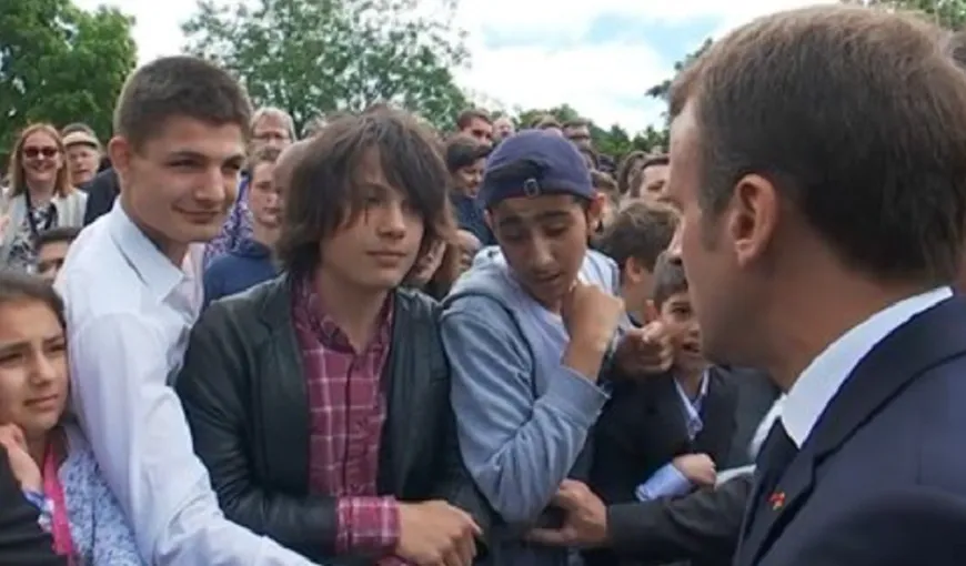 Preşedintele Franţei a admonestat un tânăr care i s-a adresat cu apelativul MANU: Îmi spui Domnule Preşedinte sau Domnule