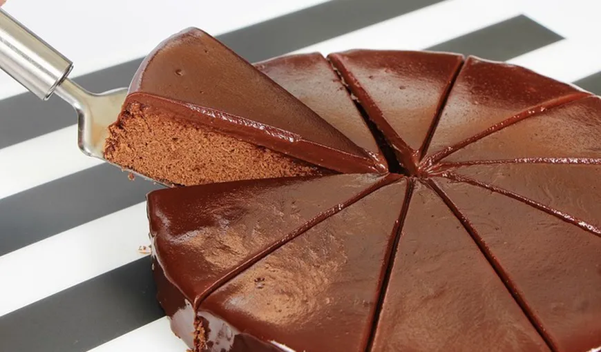 Cea mai simplă reţetă de tort de ciocolată: Ai nevoie de doar cinci ingrediente