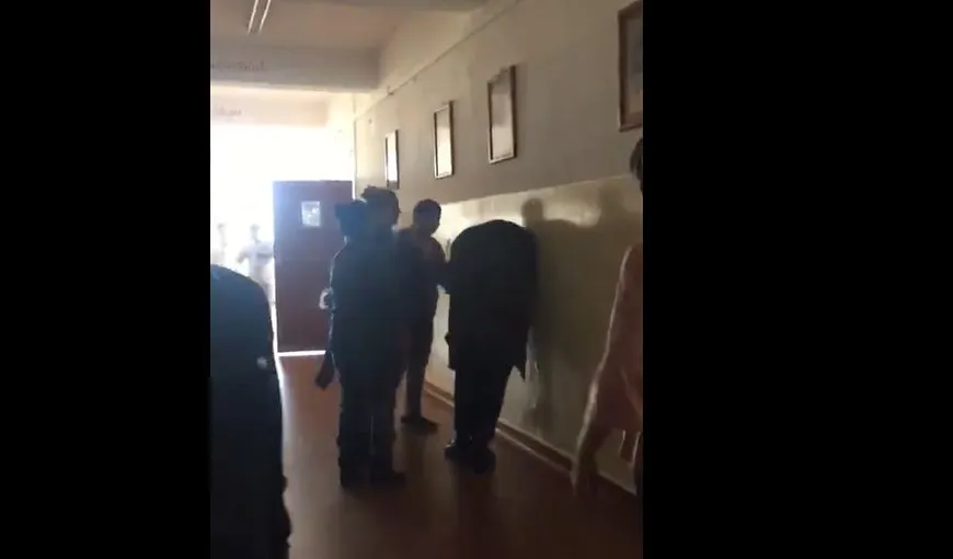 Cele trei femei care au agresat un băiat într-o şcoală din Constanţa, condamnate la închisoare cu suspendare
