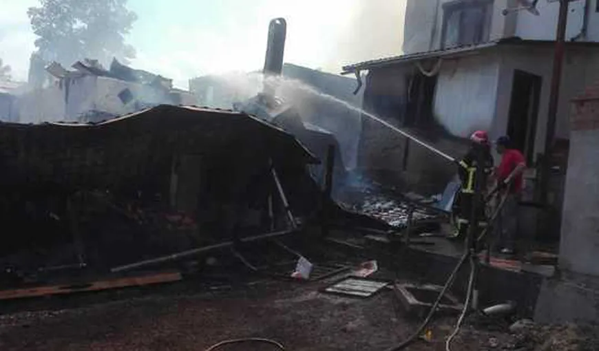 Incendiu puternic în Vrancea: patru gospodării au fost cuprinse de flăcări