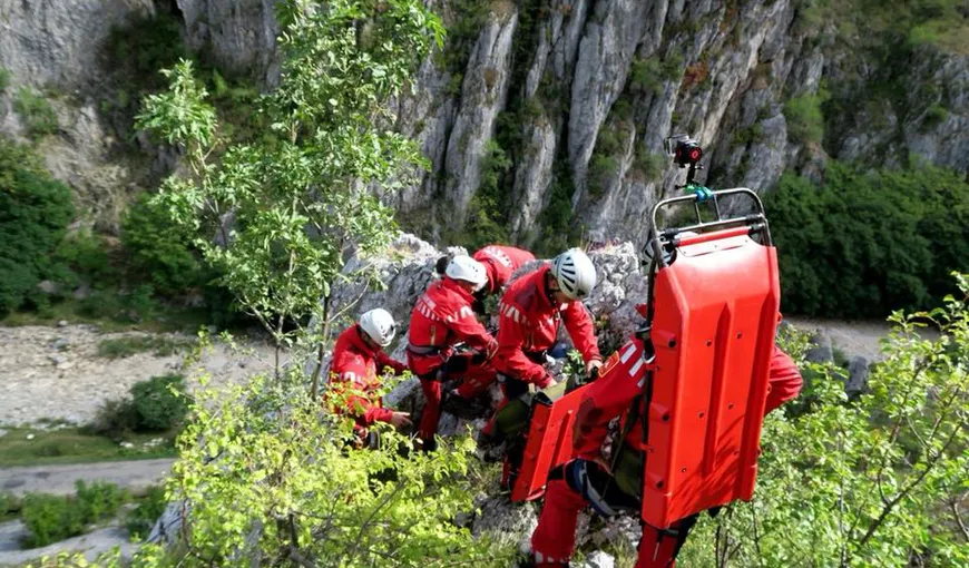 Turistă poloneză căzută într-o râpă în munţii Făgăraşului. Tânăra a fost găsită după mai multe ore de căutări UPDATE