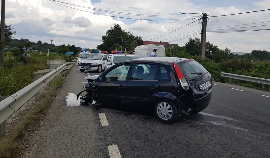 Accident între un microbuz şi două autoturisme, în Bistriţa. Mai multe persoane au fost transportate la spital