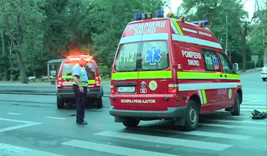 Bărbat spulberat de o ambulanţă pe trecerea de pietoni. Omul a murit la spital