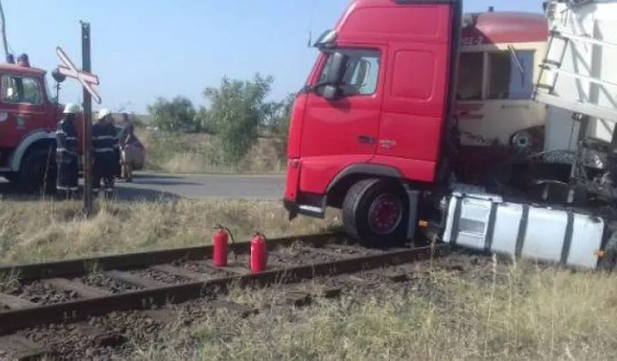 ACCIDENT FEROVIAR. Un tren s-a lovit de un TIR în BĂILEŞTI