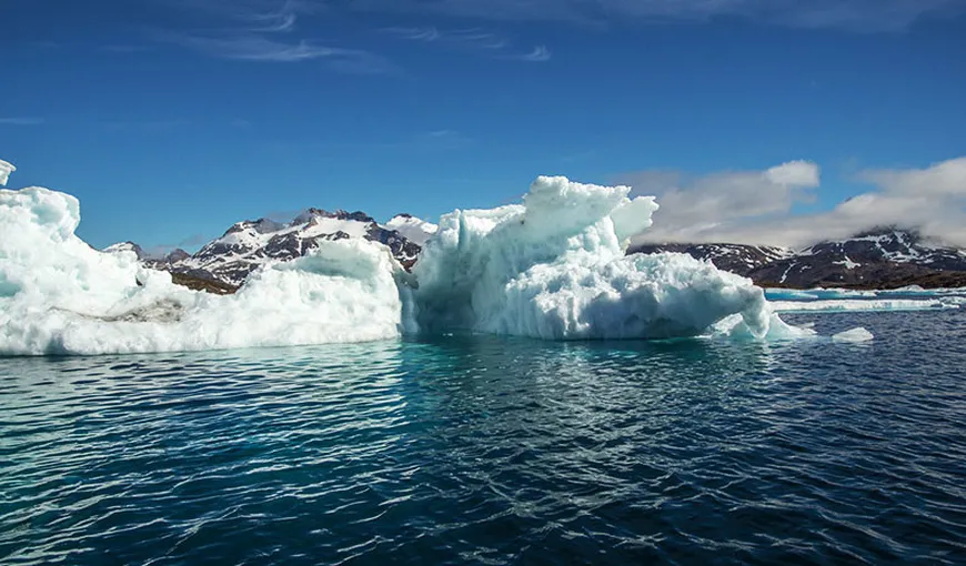 Moment unic surprins video: Un aisberg de 6 km se desprinde dintr-un gheţar, în Groenlanda