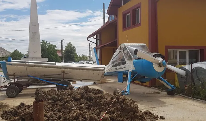 Un primar din Argeş a parcat un avion în faţa primăriei. Edilul anunţă că va urma şi aeroportul