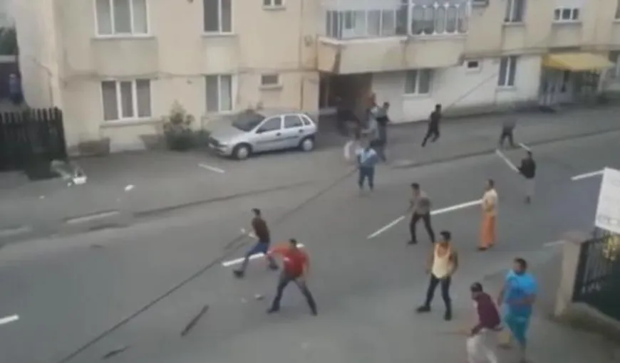 Lupte de stradă la Târgu Neamţ. Două grupuri de romi s-au războit în centrul oraşului. Poliţia a intervenit cu focuri de armă VIDEO