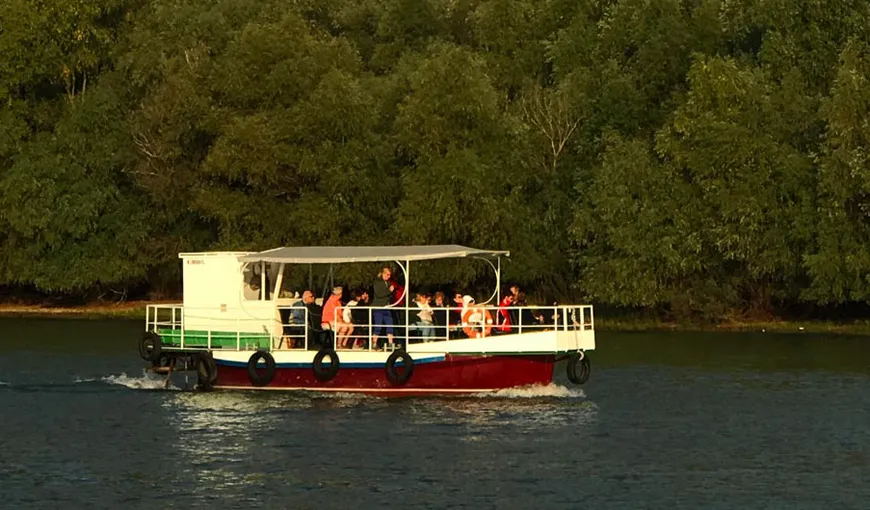 O ambarcaţiune care avea opt turişti români la bord s-a răsturnat pe Dunăre