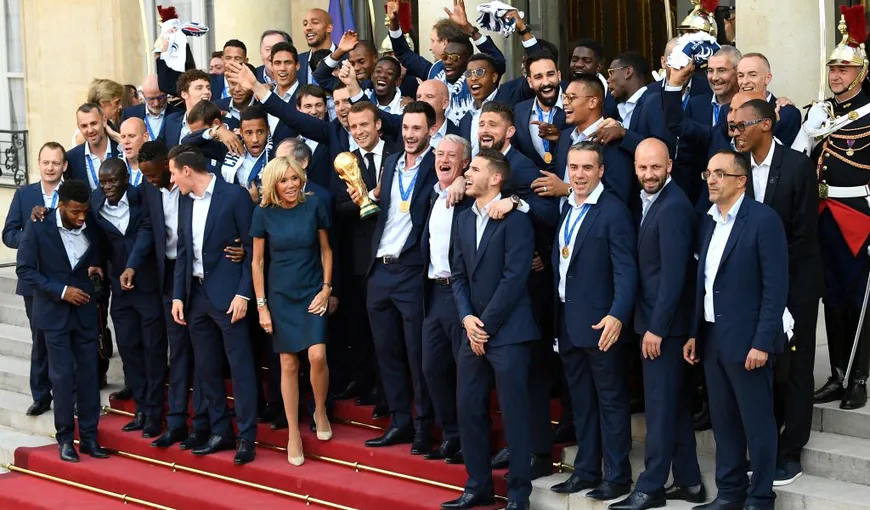 Cum au râs jucătorii Franţei de Messi, în faţa Palatului Elysee. Ce cântec i-a dedicat Paul Pogba VIDEO