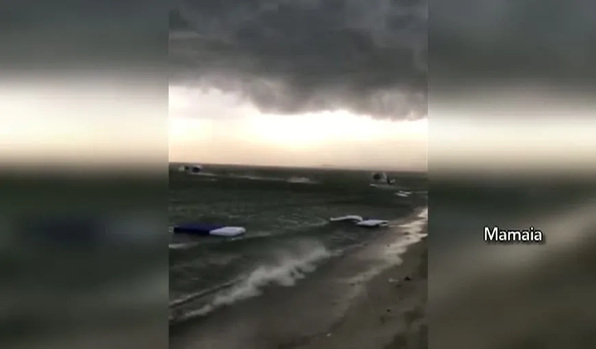 Furtună pe LITORAL. Imaginile incredibile surprinse de un turist pe plaja din Mamaia