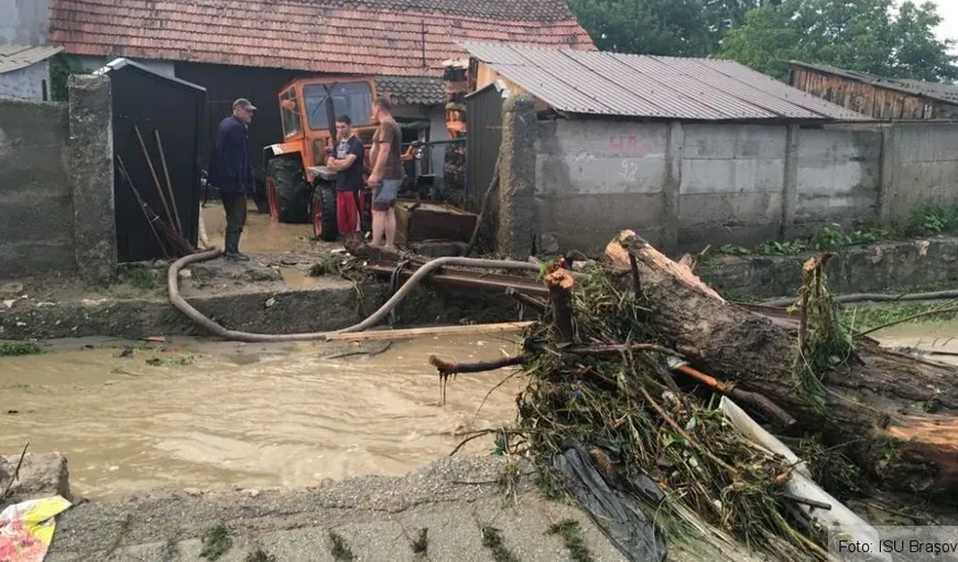 Inundaţii puternice la Braşov, o viitură a măturat tot în cale. Ploaie torenţială şi pe Litoral VIDEO