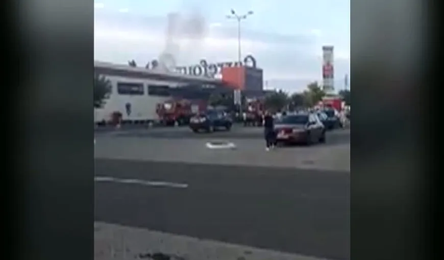 Incendiu într-un mall din Capitală. Zeci de oameni au fost evacuaţi