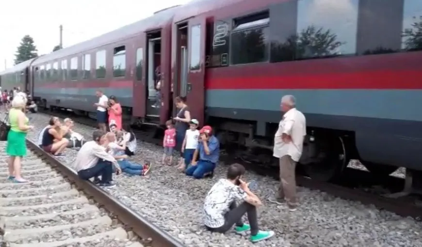Tren cu elevi blocat în câmp lângă Paşcani