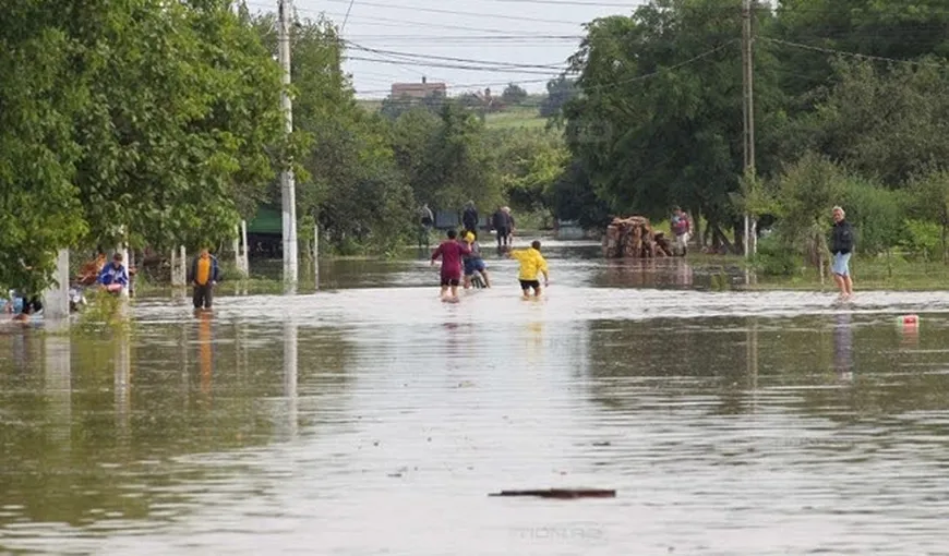 Circulaţia blocată pe mai multe drumuri naţionale, în urma inundaţiilor. Pe alte artere traficul este îngreunat