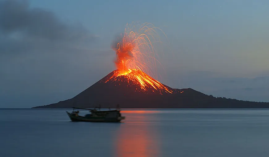A erupt Vulcanul Krakatau. Şuvoaie de lavă topită s-au prelins pe versanţi