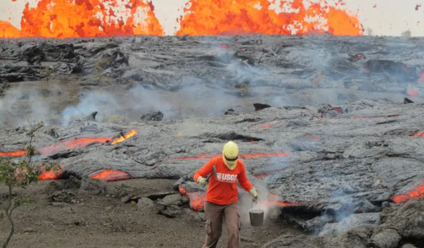 EXPLOZIE vulcanică în Hawaii: „Bomba cu lavă” a ajuns peste o ambarcaţiune cu turişti. Cel puţin 23 de persoane sunt rănite
