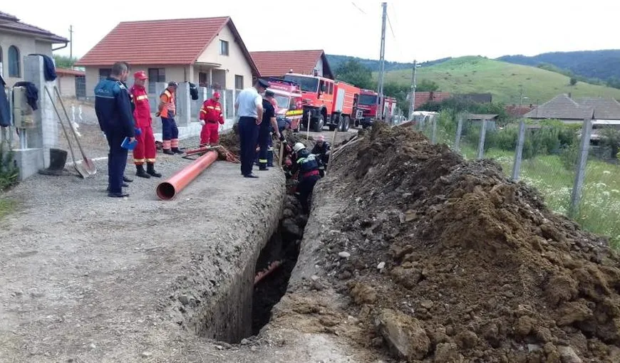 Un muncitor care lucra la o nouă reţea de canalizare a murit îngropat după ce malul şanţului s-a prăbuşit