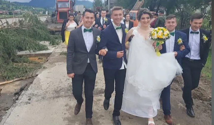 Inundaţiile din Suceava nu au putut umbri bucuria unor nuntaşi. Aceştia au străbătut cu zâmbetul pe buze un drum rupt de viitură