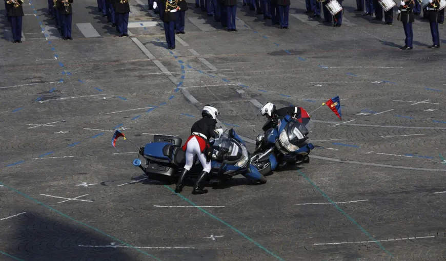 Accident în faţa lui Emmanuel Macron, în Place de la Concorde, de Ziua Franţei. Doi jandarmi s-au ciocnit cu motocicletele VIDEO
