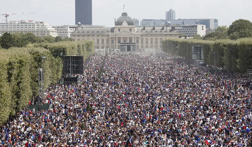 CM 2018. Parada victoriei pe străzile Parisului, cu sute de mii de oameni. Atmosferă senzaţională VIDEO