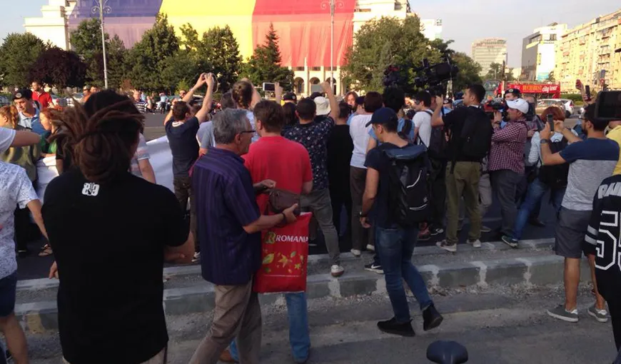 Protest în Piaţa Victoriei. Manifestanţii s-au aşezat pe jos în faţa Muzeului Grigore Antipa, blocând traficul