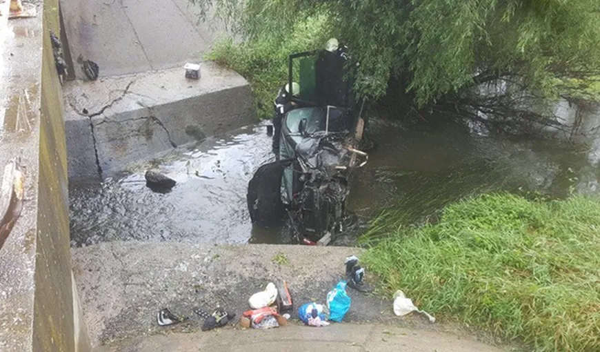 Un şofer a adormit la volan şi a ajuns cu maşina într-un râu. Doi adulţi şi cinci copii au ajuns la spital