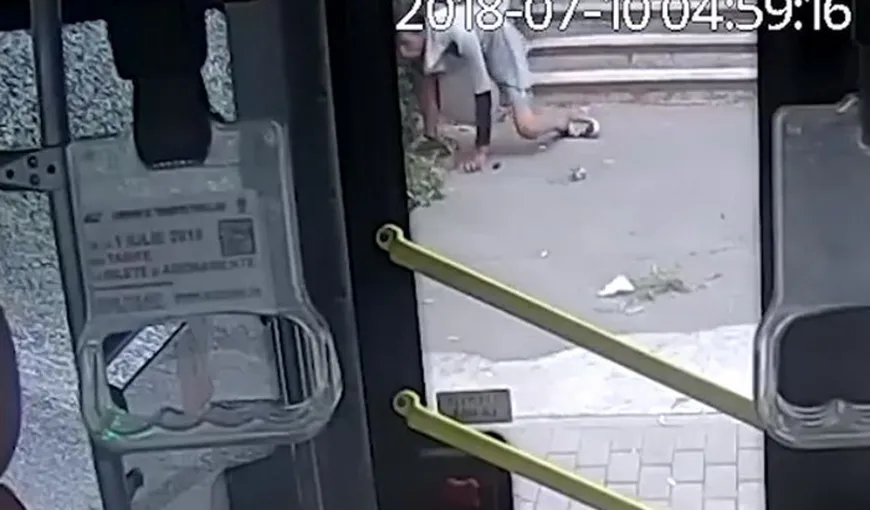 Tânărul care a vandalizat un autobuz în Iaşi a fost surprins de camere de supraveghere şi e căutat de Poliţie