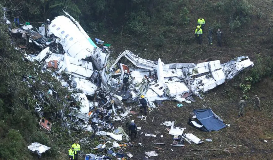 Avion prăbuşit: Cel puţin cinci persoane au murit VIDEO