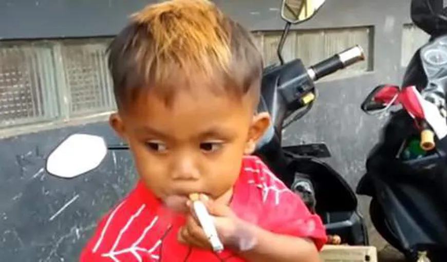 Are numai 2 ani şi fumează 40 de ţigări pe zi VIDEO