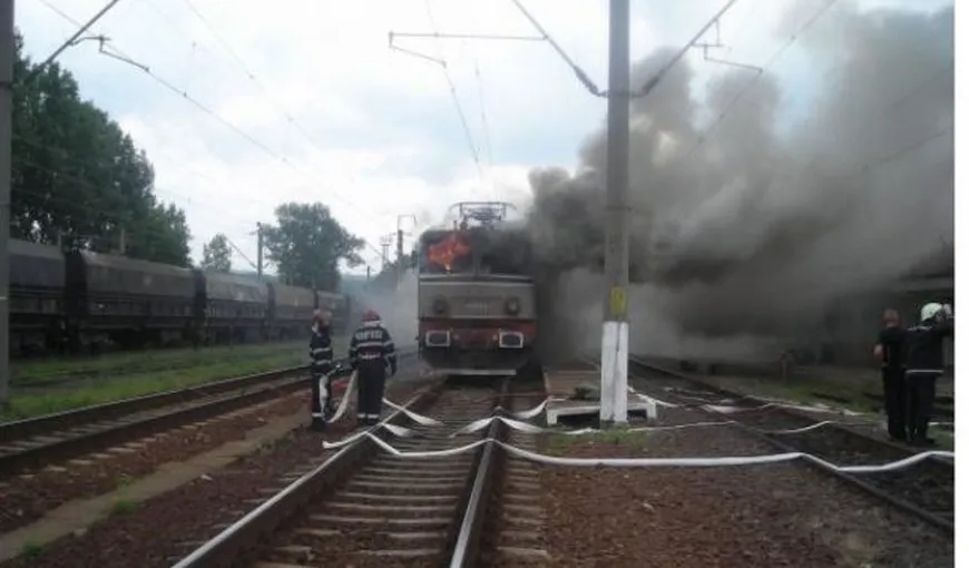 Locomotiva unui tren care tracta 27 de vagoane cu combustibil a luat foc în mers. Incendiul a fost stins după o oră