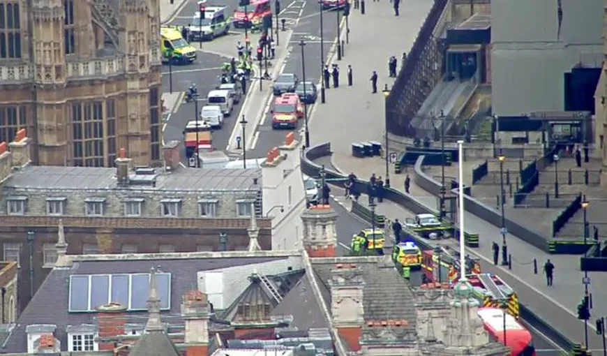 O maşină a intrat în Parlamentul britanic. Mai mulţi răniţi, şoferul reţinut. Poliţia suspectează atac terorist