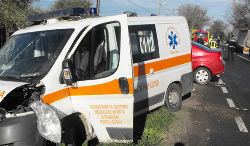 Ambulanţă aflată în misiune, lovită de un autoturism, pe Valea Oltului