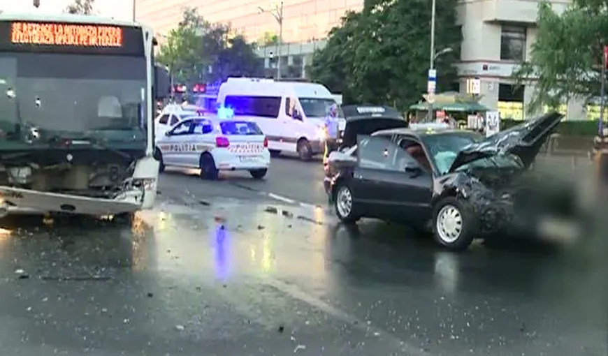 Autobuz de călători implicat într-un accident în Capitală: trei persoane au fost rănite