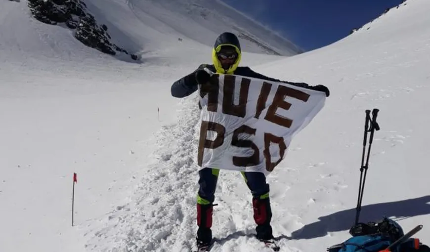 Un tânăr a dus mesajul „M..E PSD” pe Muntele Elbrus (5.600 m)
