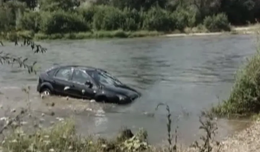 Maşină acoperită de apă în Argeş. Proprietarul a vrut s-o spele în râu
