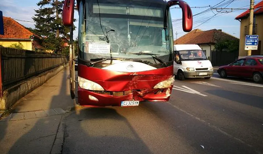 Accident la Cluj, lângă aeroport. Un autocar cu 26 de persoane a lovit un autoturism