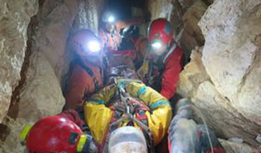 Speolog rănit, blocat într-o peşteră la graniţa cu Slovenia. Salvamontiştii au reuşit să îl salveze