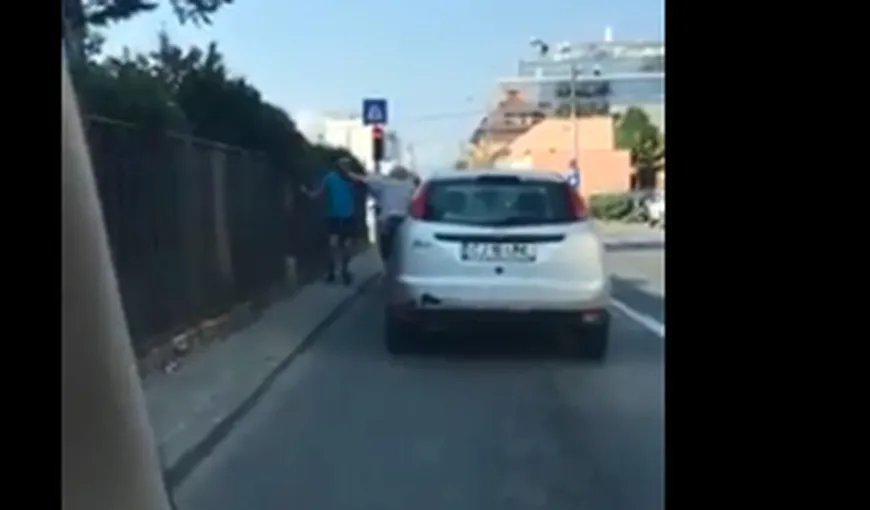 Cluj. Bătaie la un semafor. Un tânăr l-a snopit în bătaie pe un domn mai în vârstă VIDEO