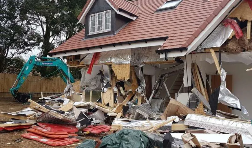 Muncitor român din Marea Britanie, acuzat că a distrus proprietăţi în valoare de 4 milioane de lire cu un excavator