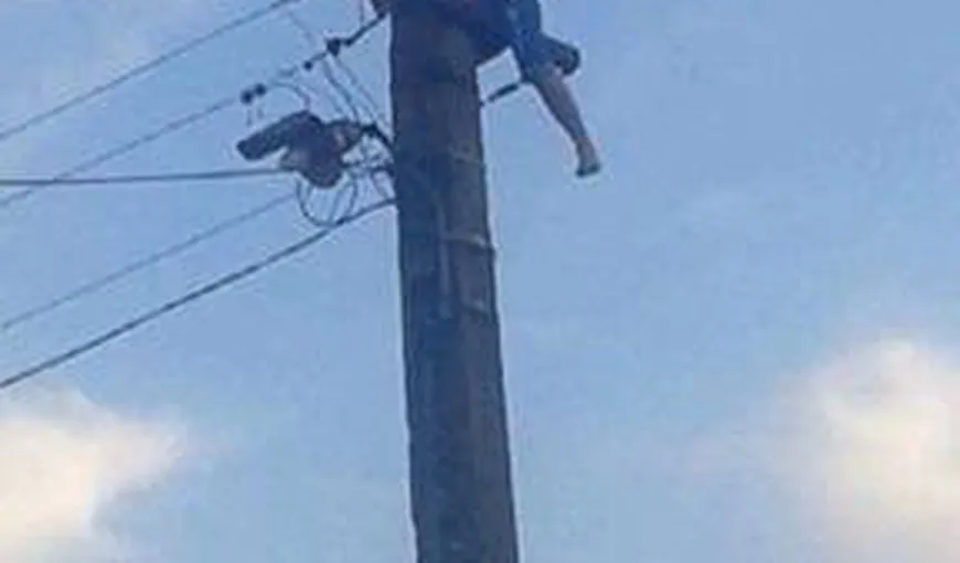 Un bărbat s-a urcat pe un stâlp din Capitală, de unde ameninţa că se aruncă UPDATE