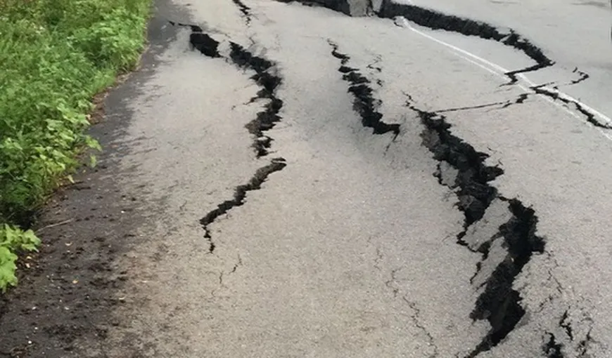Drum naţional din Argeş RUPT după o alunecare de teren. Asfaltul s-a crăpat ca după cutremur